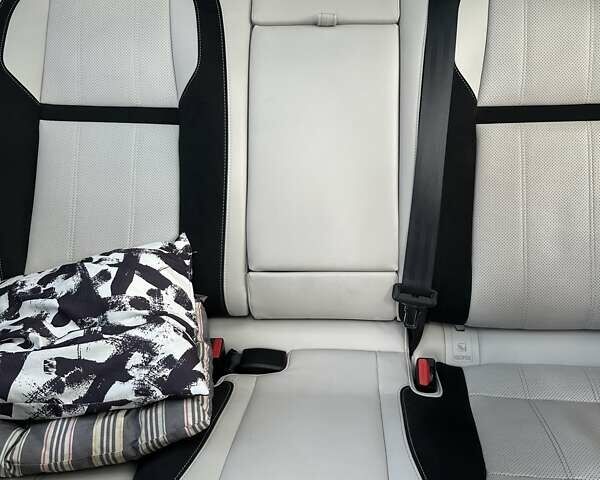 Сірий Ленд Ровер Рендж Ровер Велар, об'ємом двигуна 2 л та пробігом 138 тис. км за 42400 $, фото 7 на Automoto.ua