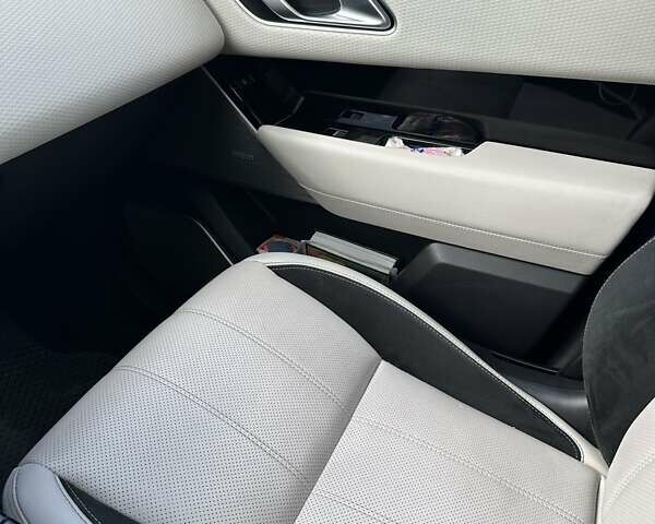 Сірий Ленд Ровер Рендж Ровер Велар, об'ємом двигуна 2 л та пробігом 138 тис. км за 42400 $, фото 8 на Automoto.ua