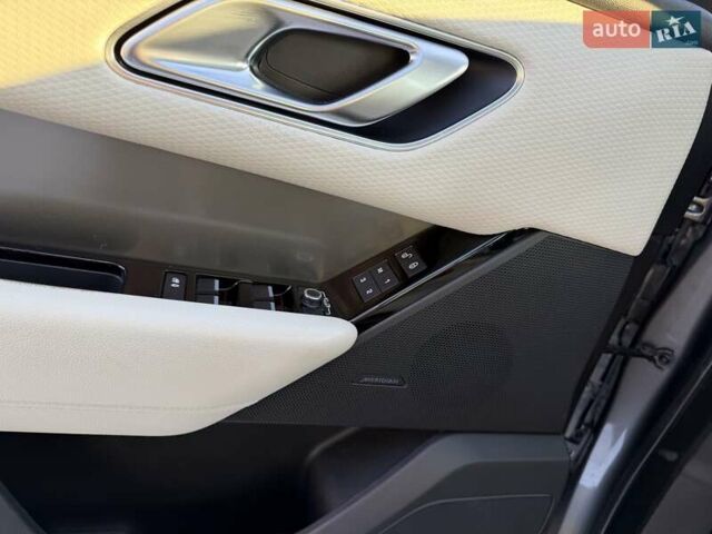 Серый Ленд Ровер Рендж Ровер Велар, объемом двигателя 2 л и пробегом 114 тыс. км за 39500 $, фото 11 на Automoto.ua