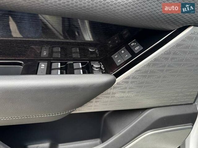 Серый Ленд Ровер Рендж Ровер Велар, объемом двигателя 2 л и пробегом 98 тыс. км за 33700 $, фото 12 на Automoto.ua