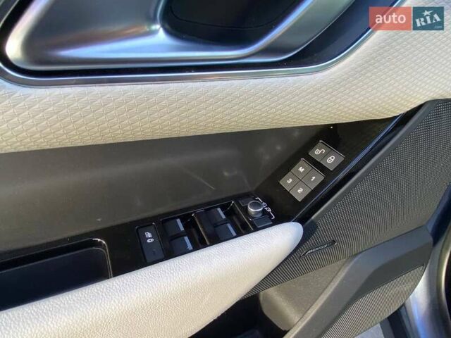 Серый Ленд Ровер Рендж Ровер Велар, объемом двигателя 2 л и пробегом 60 тыс. км за 33950 $, фото 11 на Automoto.ua