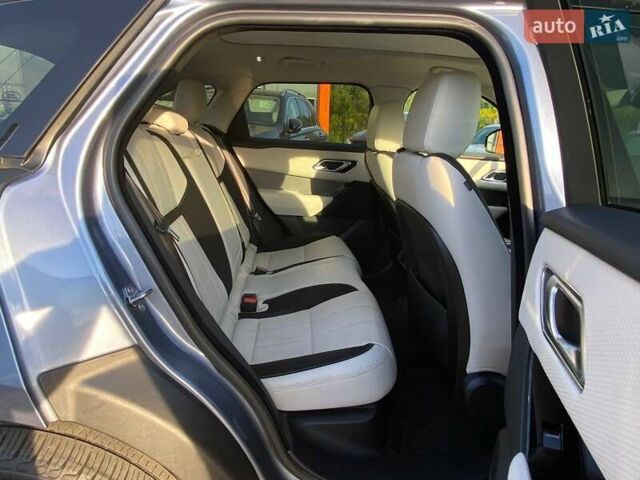 Серый Ленд Ровер Рендж Ровер Велар, объемом двигателя 2 л и пробегом 60 тыс. км за 33950 $, фото 23 на Automoto.ua