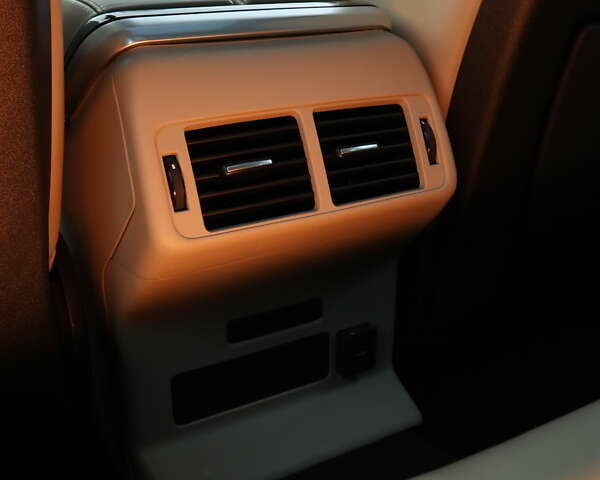 Серый Ленд Ровер Рендж Ровер Велар, объемом двигателя 2 л и пробегом 126 тыс. км за 55000 $, фото 16 на Automoto.ua