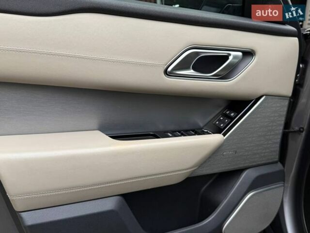 Серый Ленд Ровер Рендж Ровер Велар, объемом двигателя 2 л и пробегом 129 тыс. км за 50990 $, фото 15 на Automoto.ua