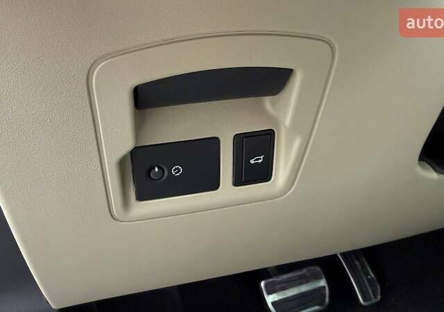 Серый Ленд Ровер Рендж Ровер Велар, объемом двигателя 2 л и пробегом 129 тыс. км за 53990 $, фото 18 на Automoto.ua