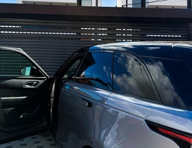 Сірий Ленд Ровер Рендж Ровер Велар, об'ємом двигуна 2 л та пробігом 77 тис. км за 55000 $, фото 4 на Automoto.ua