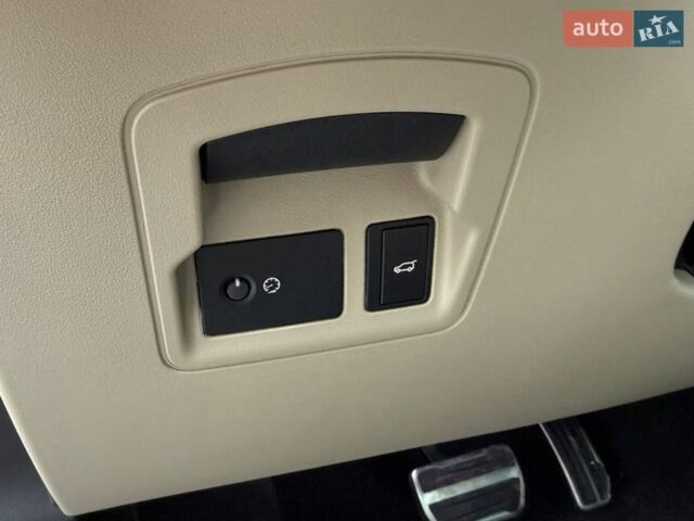 Серый Ленд Ровер Рендж Ровер Велар, объемом двигателя 2 л и пробегом 129 тыс. км за 50990 $, фото 18 на Automoto.ua