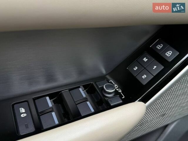 Серый Ленд Ровер Рендж Ровер Велар, объемом двигателя 2 л и пробегом 129 тыс. км за 50990 $, фото 16 на Automoto.ua