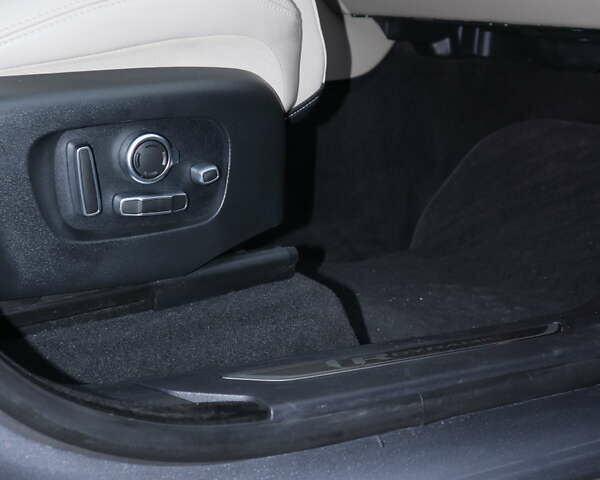 Серый Ленд Ровер Рендж Ровер Велар, объемом двигателя 2 л и пробегом 126 тыс. км за 55000 $, фото 32 на Automoto.ua