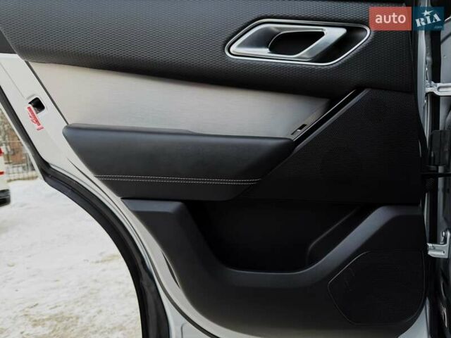 Серый Ленд Ровер Рендж Ровер Велар, объемом двигателя 2 л и пробегом 45 тыс. км за 49499 $, фото 30 на Automoto.ua