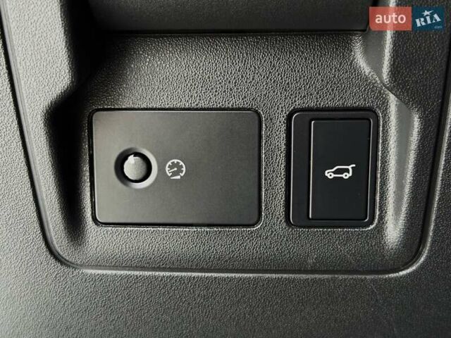 Сірий Ленд Ровер Рендж Ровер Велар, об'ємом двигуна 2 л та пробігом 45 тис. км за 49500 $, фото 43 на Automoto.ua