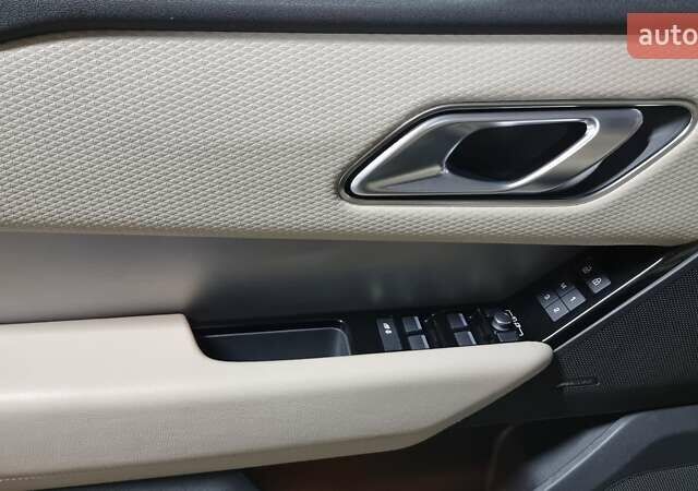 Сірий Ленд Ровер Рендж Ровер Велар, об'ємом двигуна 2 л та пробігом 82 тис. км за 56400 $, фото 12 на Automoto.ua