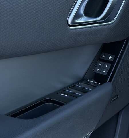 Серый Ленд Ровер Рендж Ровер Велар, объемом двигателя 2 л и пробегом 45 тыс. км за 49500 $, фото 19 на Automoto.ua