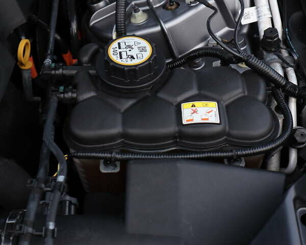 Серый Ленд Ровер Рендж Ровер Велар, объемом двигателя 2 л и пробегом 126 тыс. км за 55000 $, фото 30 на Automoto.ua