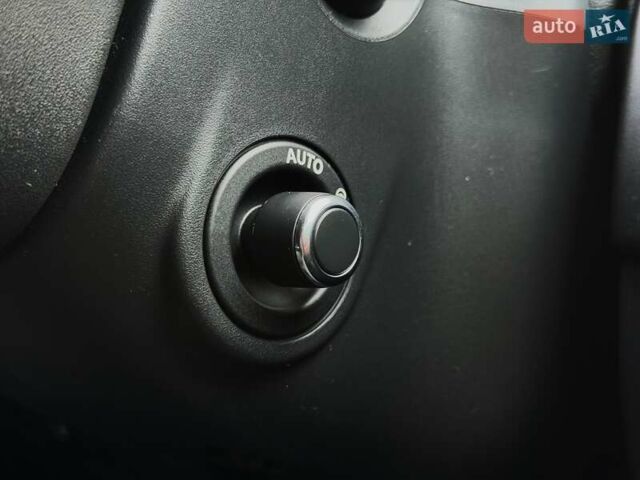 Сірий Ленд Ровер Рендж Ровер Велар, об'ємом двигуна 2 л та пробігом 45 тис. км за 49500 $, фото 46 на Automoto.ua