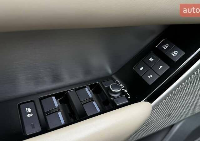 Серый Ленд Ровер Рендж Ровер Велар, объемом двигателя 2 л и пробегом 129 тыс. км за 53990 $, фото 16 на Automoto.ua