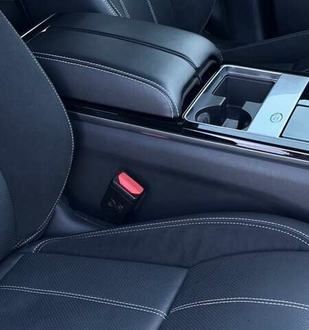 Серый Ленд Ровер Рендж Ровер Велар, объемом двигателя 2 л и пробегом 45 тыс. км за 49500 $, фото 15 на Automoto.ua