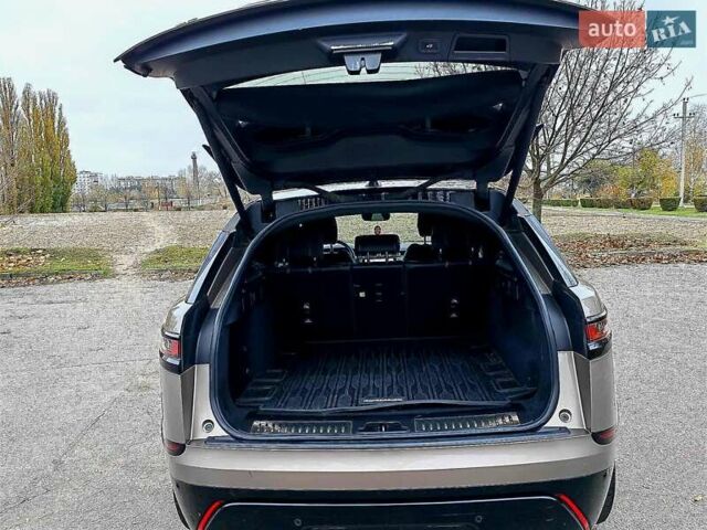 Серый Ленд Ровер Рендж Ровер Велар, объемом двигателя 2 л и пробегом 84 тыс. км за 44044 $, фото 4 на Automoto.ua