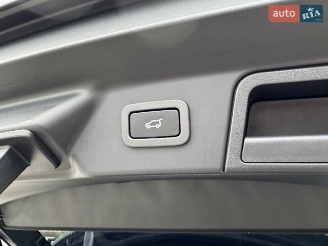 Серый Ленд Ровер Рендж Ровер Велар, объемом двигателя 2 л и пробегом 14 тыс. км за 58700 $, фото 32 на Automoto.ua
