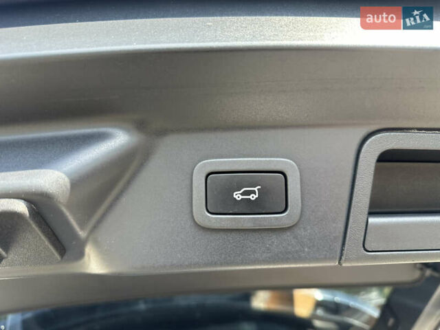Синий Ленд Ровер Рендж Ровер Велар, объемом двигателя 2 л и пробегом 91 тыс. км за 38000 $, фото 27 на Automoto.ua