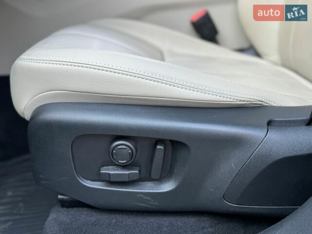 Синий Ленд Ровер Рендж Ровер Велар, объемом двигателя 2 л и пробегом 99 тыс. км за 52800 $, фото 31 на Automoto.ua