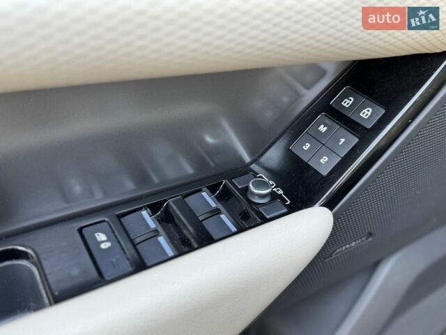 Синий Ленд Ровер Рендж Ровер Велар, объемом двигателя 2 л и пробегом 99 тыс. км за 52800 $, фото 28 на Automoto.ua