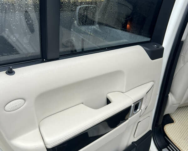 Белый Ленд Ровер Рендж Ровер, объемом двигателя 4.2 л и пробегом 182 тыс. км за 11300 $, фото 13 на Automoto.ua