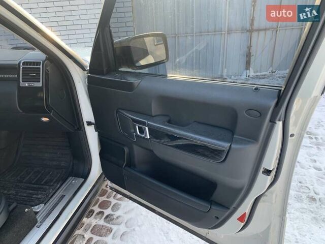 Белый Ленд Ровер Рендж Ровер, объемом двигателя 4.2 л и пробегом 246 тыс. км за 9400 $, фото 7 на Automoto.ua