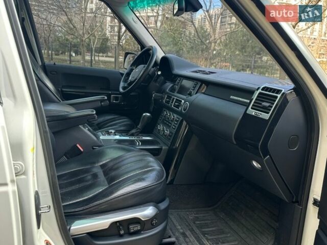 Білий Ленд Ровер Рендж Ровер, об'ємом двигуна 4.2 л та пробігом 250 тис. км за 8000 $, фото 12 на Automoto.ua