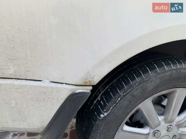 Белый Ленд Ровер Рендж Ровер, объемом двигателя 4.2 л и пробегом 246 тыс. км за 9400 $, фото 4 на Automoto.ua