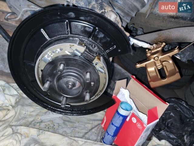 Білий Ленд Ровер Рендж Ровер, об'ємом двигуна 4.2 л та пробігом 280 тис. км за 12000 $, фото 33 на Automoto.ua