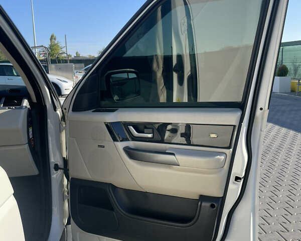 Белый Ленд Ровер Рендж Ровер, объемом двигателя 3.63 л и пробегом 296 тыс. км за 12500 $, фото 5 на Automoto.ua