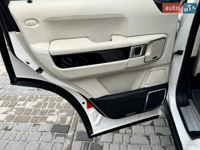 Белый Ленд Ровер Рендж Ровер, объемом двигателя 5 л и пробегом 183 тыс. км за 16500 $, фото 18 на Automoto.ua
