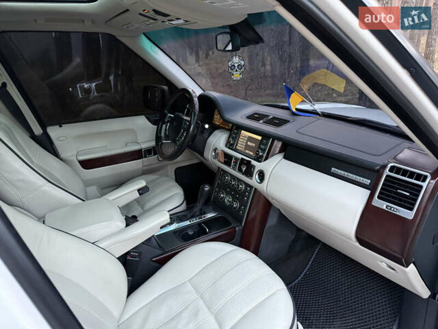 Белый Ленд Ровер Рендж Ровер, объемом двигателя 5 л и пробегом 177 тыс. км за 17000 $, фото 17 на Automoto.ua