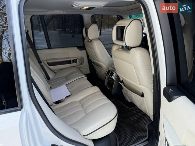 Білий Ленд Ровер Рендж Ровер, об'ємом двигуна 5 л та пробігом 179 тис. км за 16499 $, фото 31 на Automoto.ua