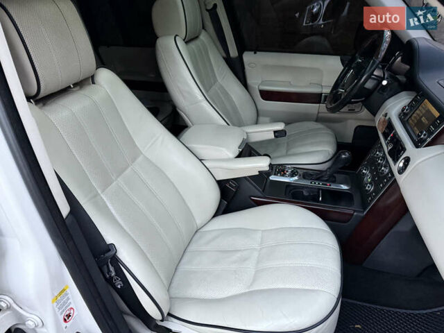 Белый Ленд Ровер Рендж Ровер, объемом двигателя 5 л и пробегом 177 тыс. км за 17000 $, фото 24 на Automoto.ua