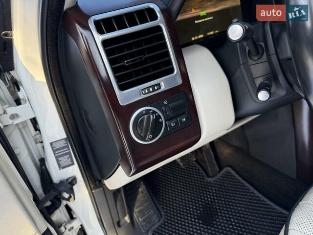 Білий Ленд Ровер Рендж Ровер, об'ємом двигуна 5 л та пробігом 179 тис. км за 16499 $, фото 21 на Automoto.ua