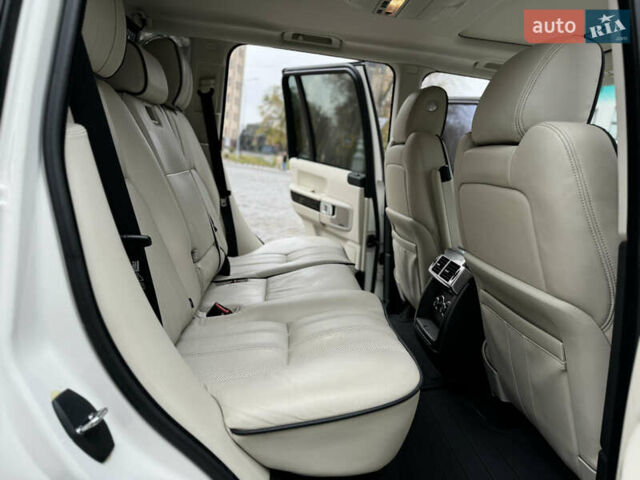 Белый Ленд Ровер Рендж Ровер, объемом двигателя 5 л и пробегом 275 тыс. км за 12500 $, фото 58 на Automoto.ua