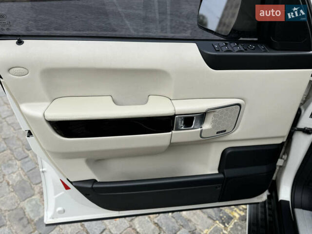 Белый Ленд Ровер Рендж Ровер, объемом двигателя 5 л и пробегом 275 тыс. км за 12500 $, фото 42 на Automoto.ua