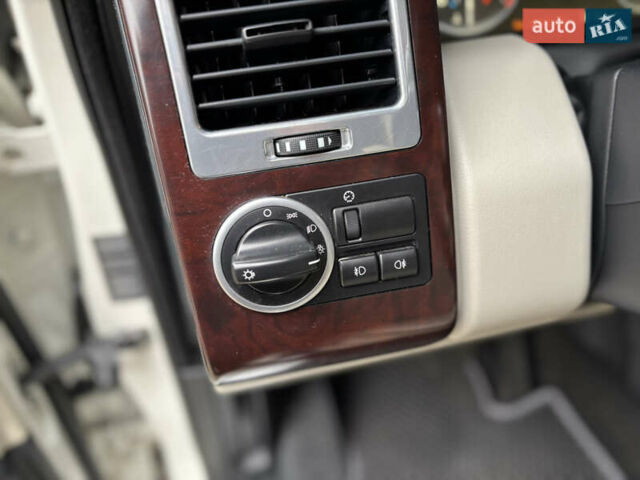 Белый Ленд Ровер Рендж Ровер, объемом двигателя 5 л и пробегом 177 тыс. км за 14000 $, фото 23 на Automoto.ua