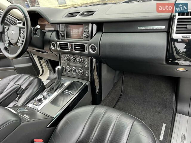 Белый Ленд Ровер Рендж Ровер, объемом двигателя 5 л и пробегом 180 тыс. км за 17900 $, фото 17 на Automoto.ua
