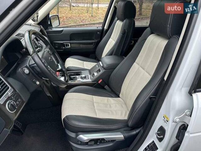 Белый Ленд Ровер Рендж Ровер, объемом двигателя 5 л и пробегом 100 тыс. км за 23500 $, фото 24 на Automoto.ua