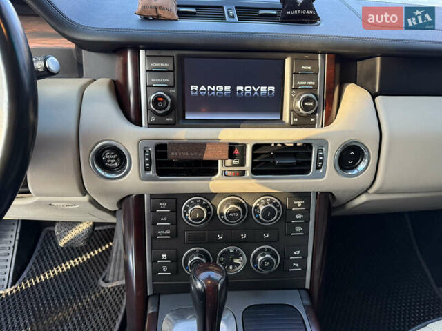 Білий Ленд Ровер Рендж Ровер, об'ємом двигуна 5 л та пробігом 179 тис. км за 16499 $, фото 17 на Automoto.ua