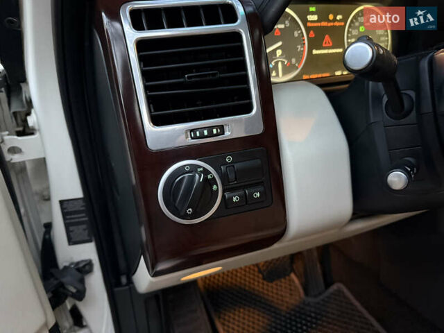 Белый Ленд Ровер Рендж Ровер, объемом двигателя 5 л и пробегом 177 тыс. км за 17000 $, фото 30 на Automoto.ua