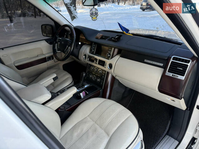 Білий Ленд Ровер Рендж Ровер, об'ємом двигуна 5 л та пробігом 179 тис. км за 16499 $, фото 25 на Automoto.ua
