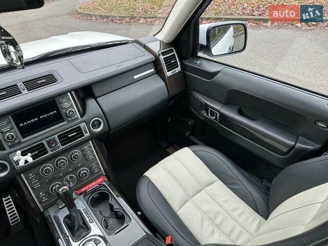Білий Ленд Ровер Рендж Ровер, об'ємом двигуна 5 л та пробігом 100 тис. км за 25999 $, фото 57 на Automoto.ua