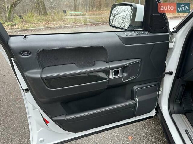 Белый Ленд Ровер Рендж Ровер, объемом двигателя 5 л и пробегом 100 тыс. км за 23500 $, фото 30 на Automoto.ua