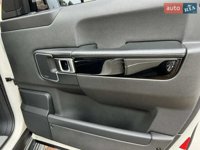 Белый Ленд Ровер Рендж Ровер, объемом двигателя 5 л и пробегом 180 тыс. км за 17900 $, фото 19 на Automoto.ua