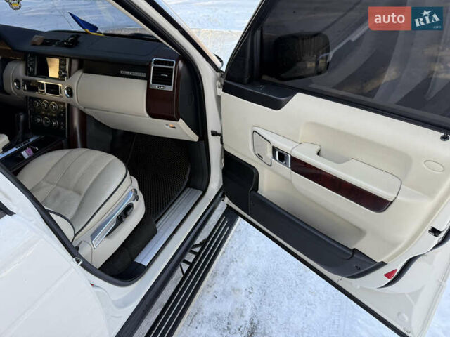 Білий Ленд Ровер Рендж Ровер, об'ємом двигуна 5 л та пробігом 179 тис. км за 16499 $, фото 24 на Automoto.ua