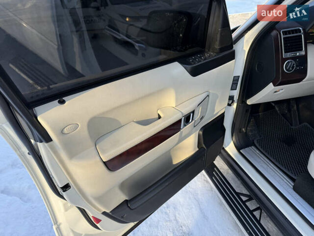 Білий Ленд Ровер Рендж Ровер, об'ємом двигуна 5 л та пробігом 179 тис. км за 16499 $, фото 22 на Automoto.ua